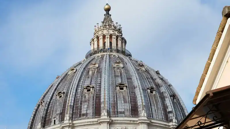 Petersdom-Kuppel von den umliegenden Dächern