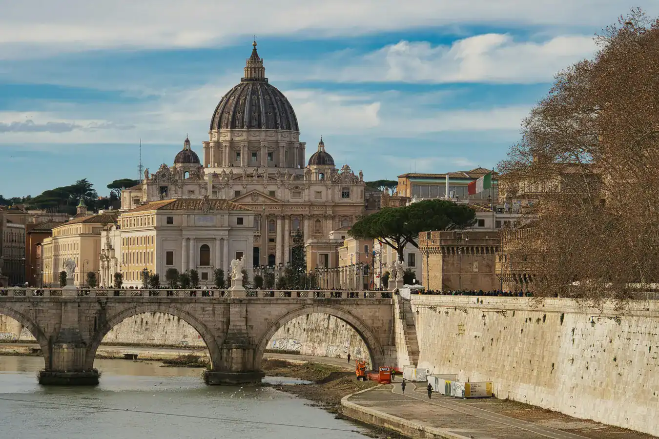 Petersdom im Winter mit Blick über die Tiberbrücke
