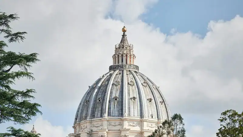Petersdom-Kuppel von den Vatikanischen Gärten